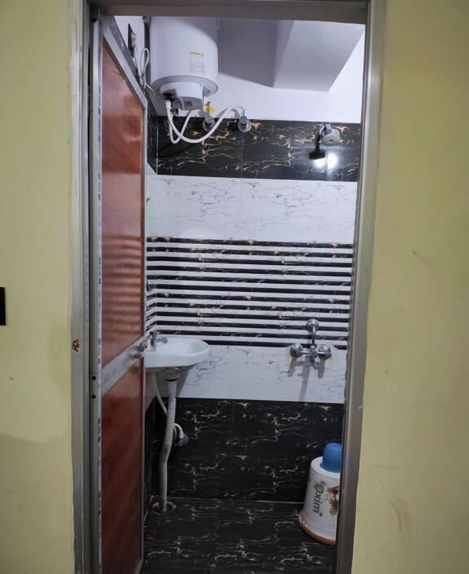 Shower, free toiletries, soap, shampoo