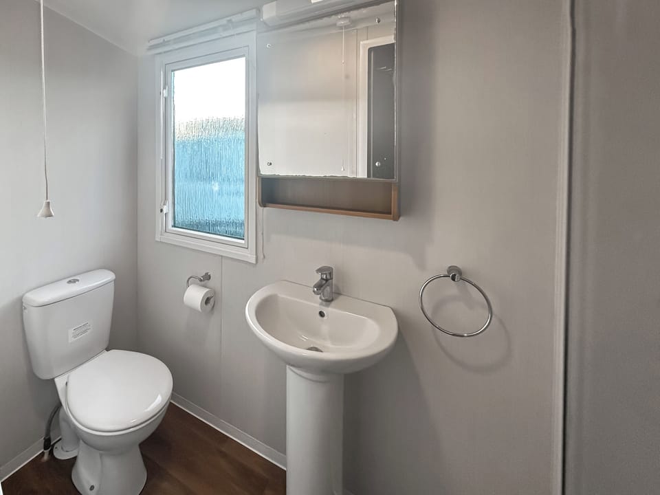Bathroom | Simon&rsquo;s Coastal Holiday Home, Caister-On-Sea, near Great Yarmouth