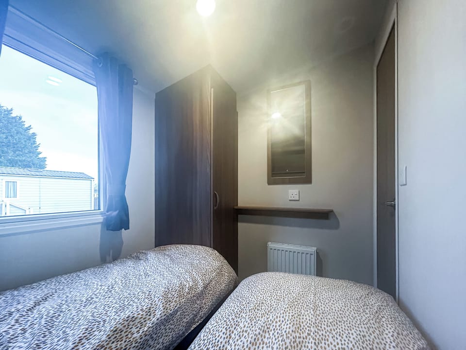 Twin bedroom | Simon&rsquo;s Coastal Holiday Home, Caister-On-Sea, near Great Yarmouth