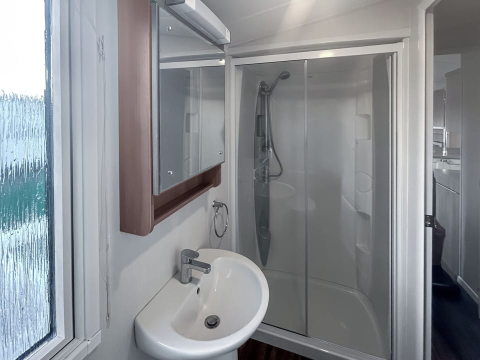 Bathroom | Simon&rsquo;s Coastal Holiday Home, Caister-On-Sea, near Great Yarmouth