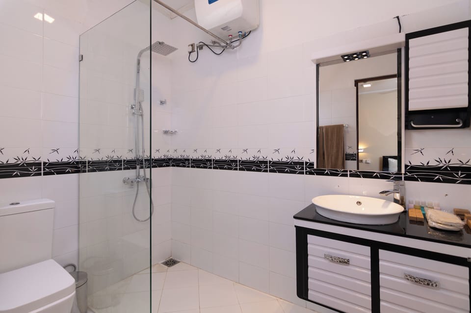 Deluxe Room | Bathroom | Bathrobes, slippers