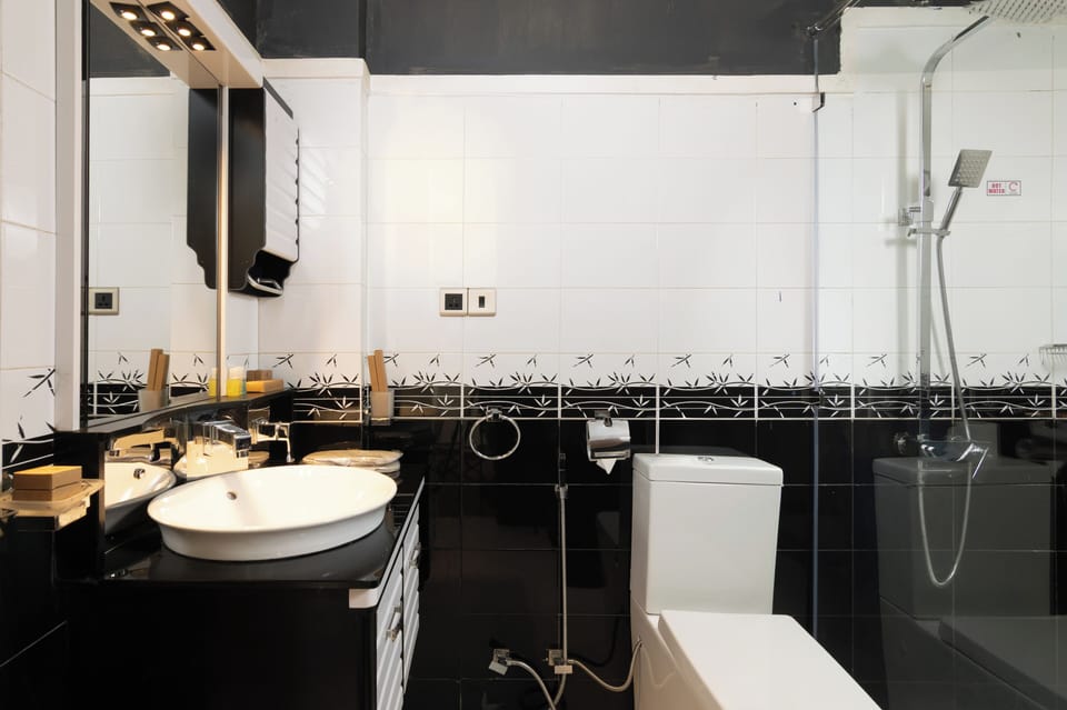 Deluxe Room | Bathroom | Bathrobes, slippers