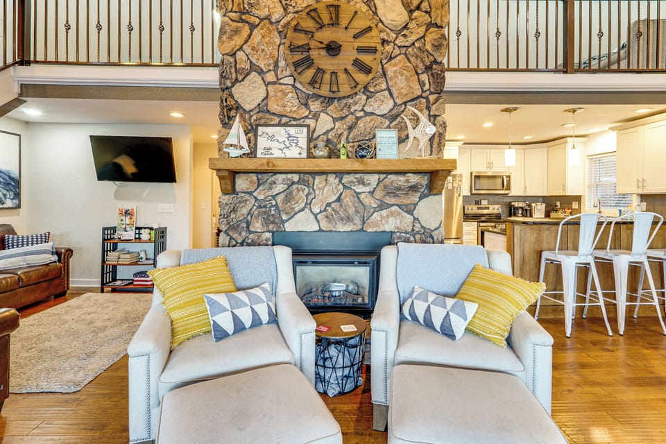 Sitting Area | Gas Fireplace | 1st Floor