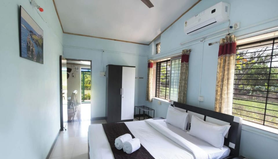 Green Living Farm House. | Blackout drapes, soundproofing, iron/ironing board, free WiFi