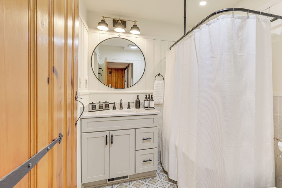 Bathroom | Towels Provided | Level 1