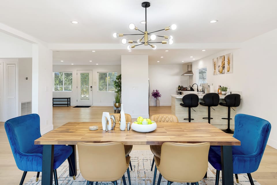 Dining area connected to the kitchen and breakfast bar.