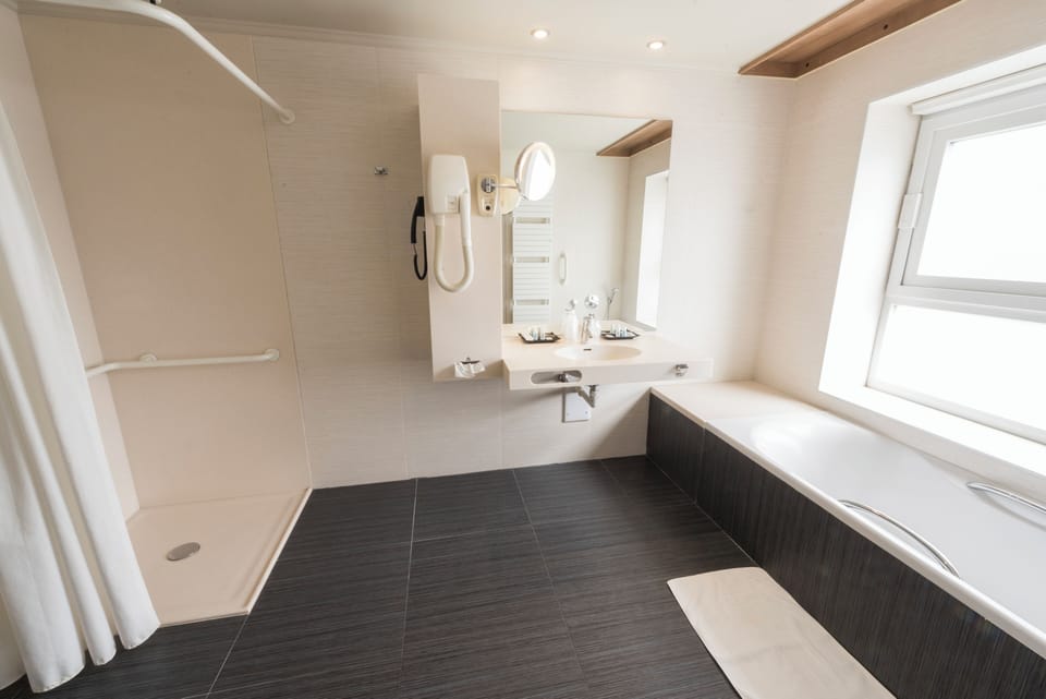Executive Twin Room | Bathroom