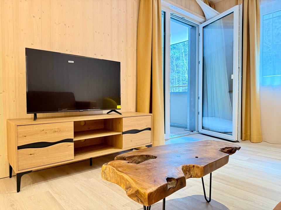 Smart TV with Netflix & Co.