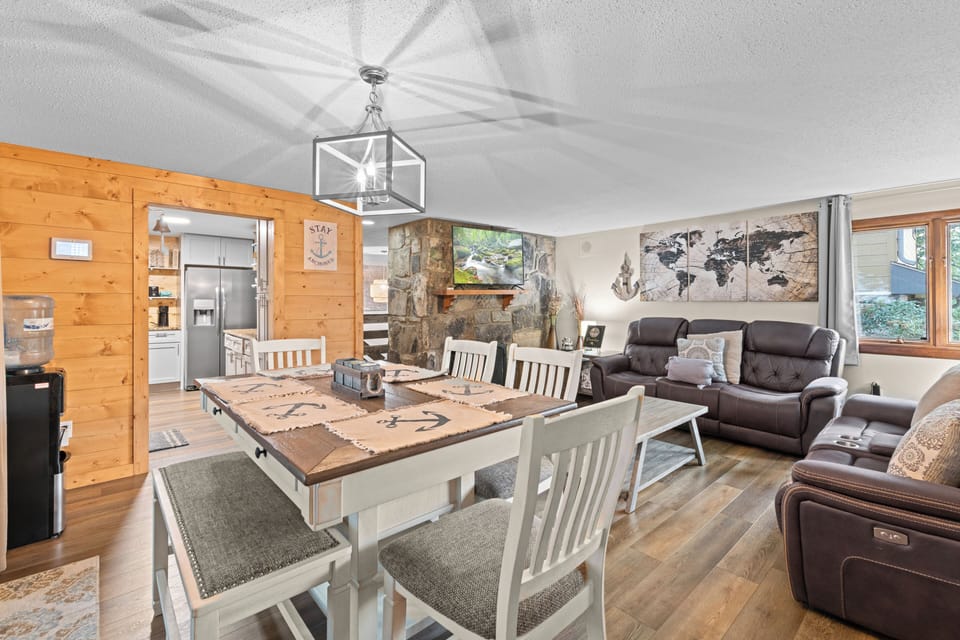 Superior House, 4 Bedrooms, Garden View, Lakeside | In-room dining
