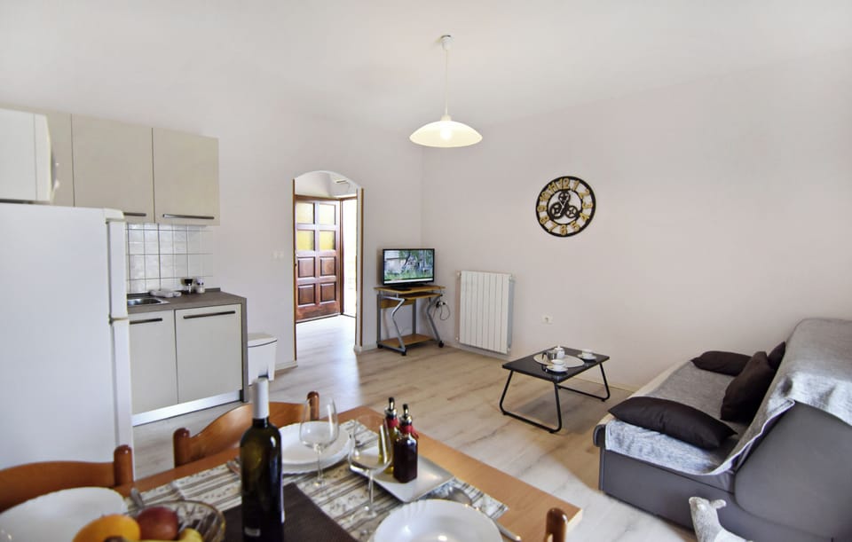 Apartment, 1 Bedroom, Balcony, Garden View | Living room