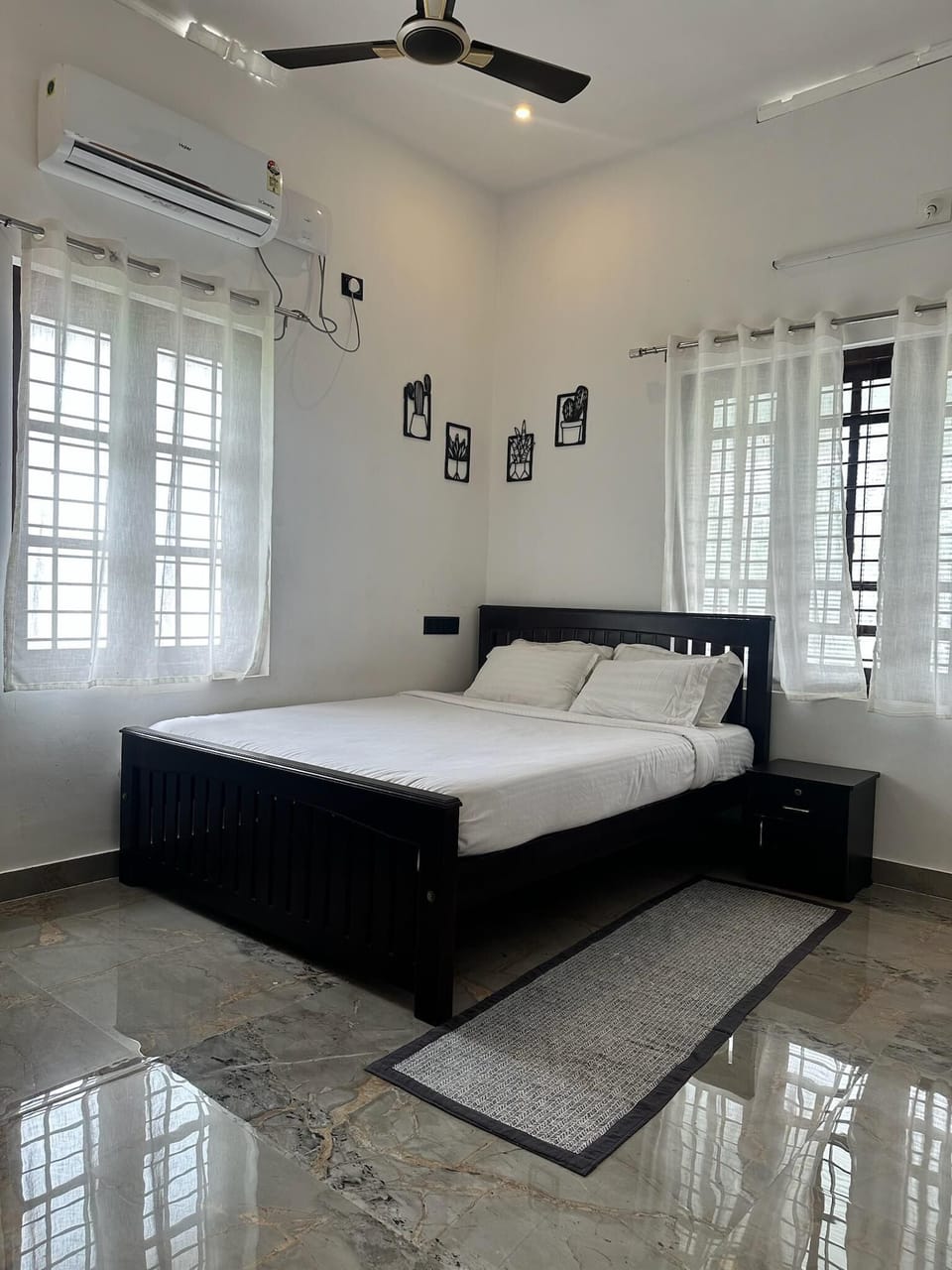 Basic Double Room, Balcony, Beach View | Living area