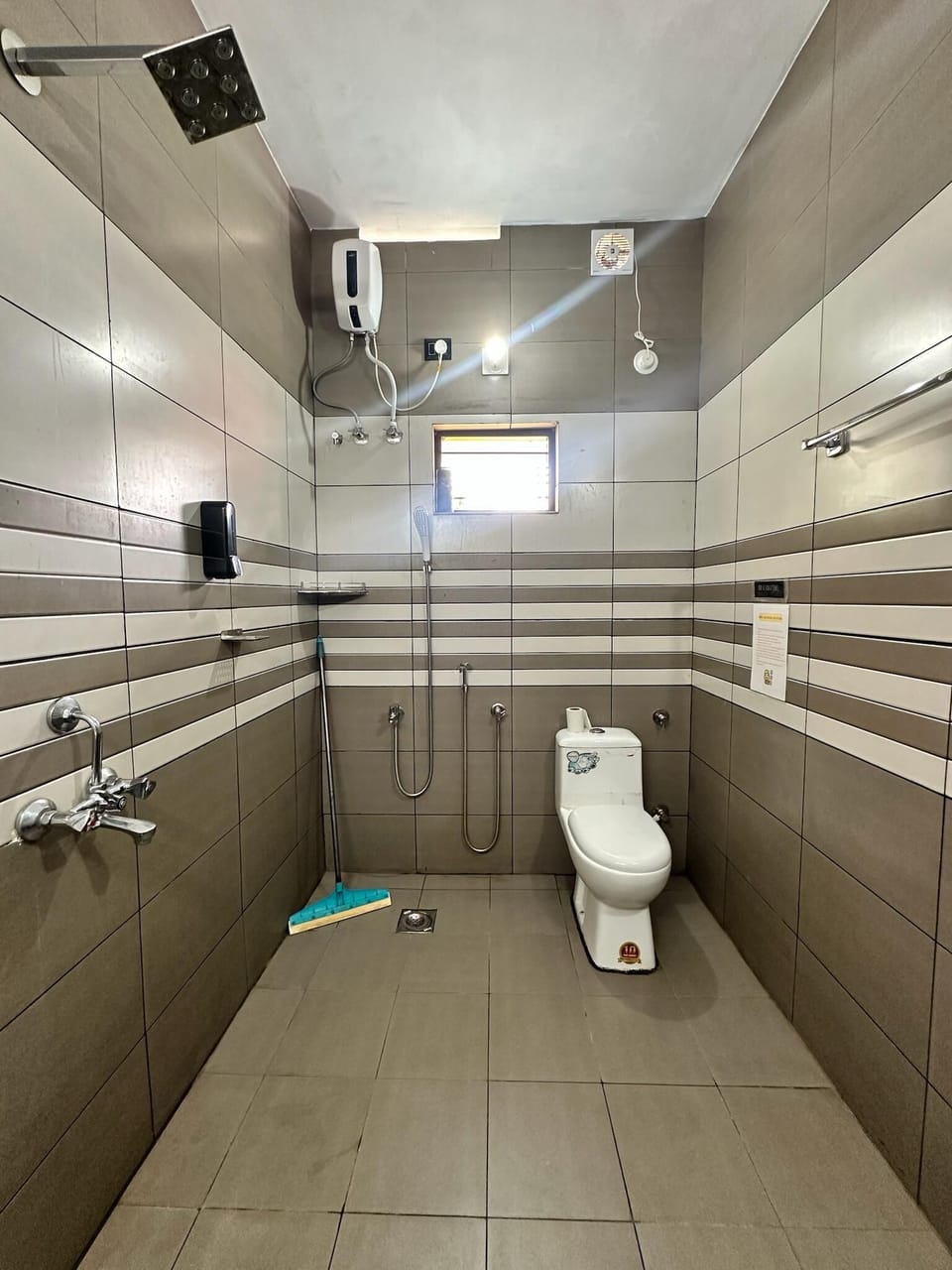 Basic Shared Dormitory | Bathroom | Free toiletries, hair dryer, towels, soap