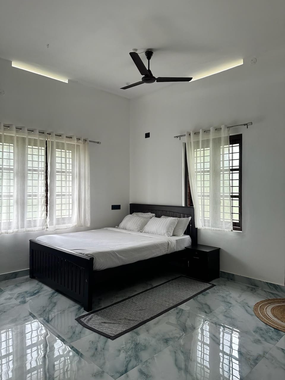 Basic Room | Desk, laptop workspace, WiFi (free)