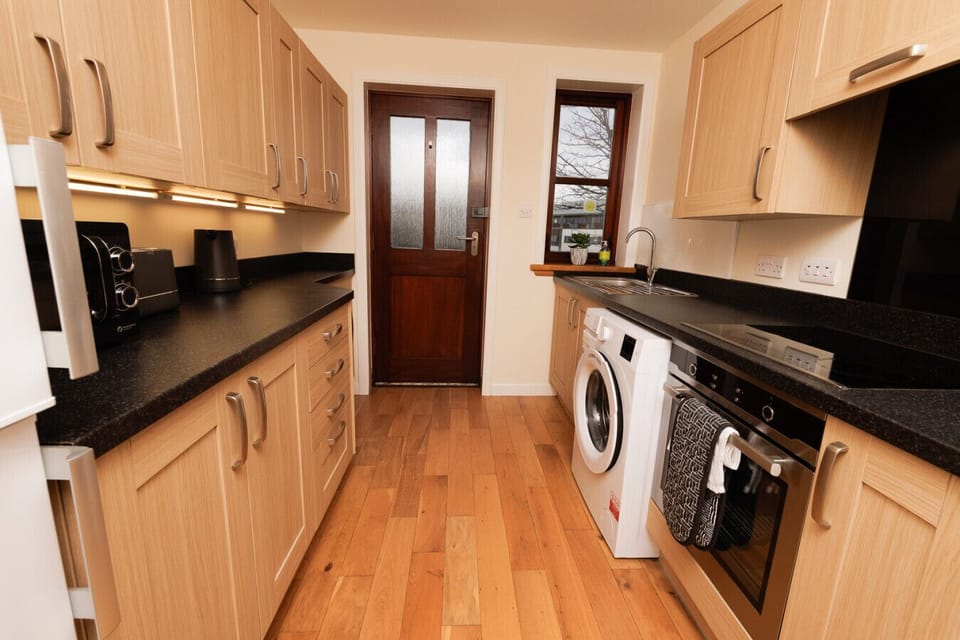 Well-equipped kitchen with washing facilities