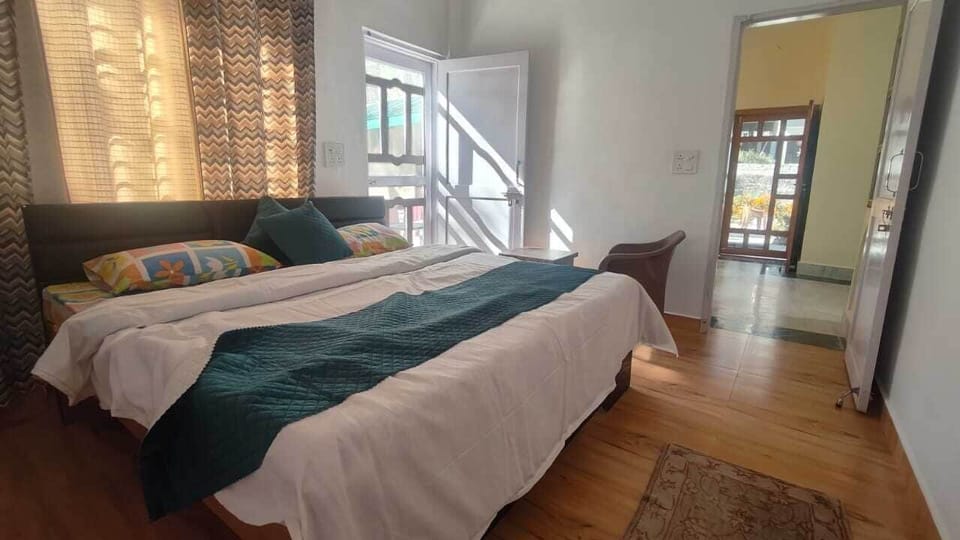 Luxury Room | Rollaway beds, bed sheets