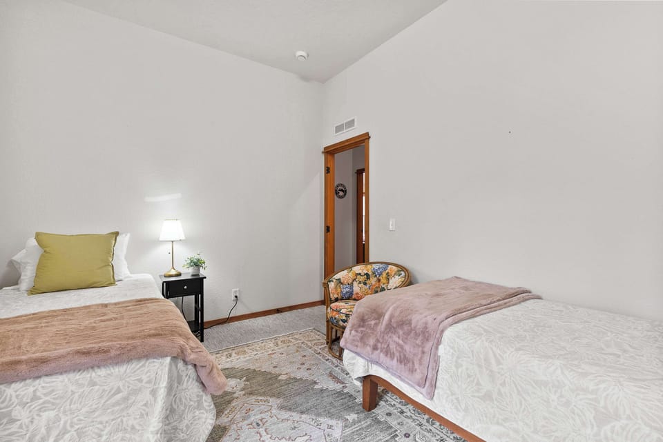 House, Multiple Beds, Patio, Garden View (Just Around the Bend) | 4 bedrooms, individually decorated, individually furnished, bed sheets