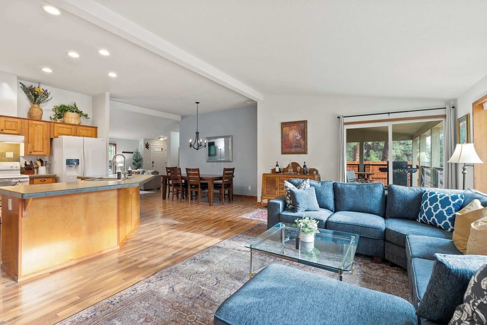 House, Multiple Beds, Patio, Garden View (Just Around the Bend) | Living area