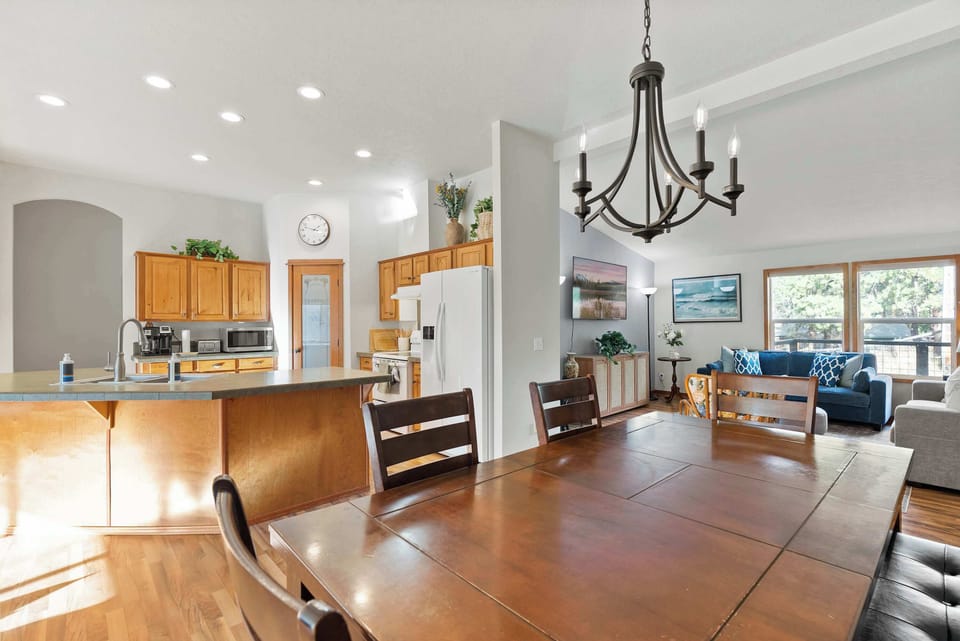 House, Multiple Beds, Patio, Garden View (Just Around the Bend) | Dining
