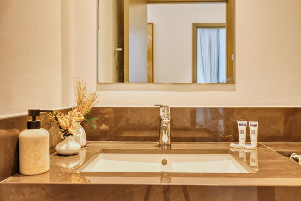 PVH - Serene Central 2BR - Creek Horizon Apartment in Dubai