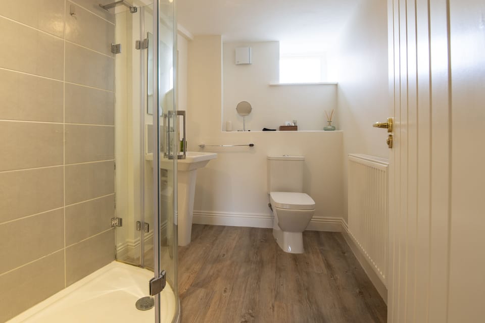 First floor: En suite shower room