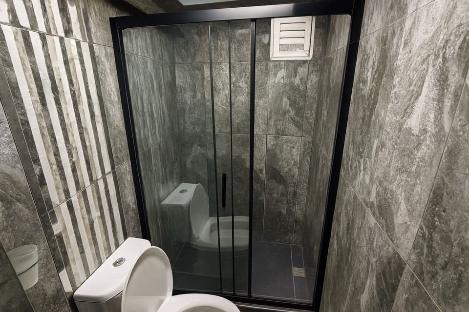 Deluxe Twin Room | Bathroom | Shower, hair dryer, slippers, towels