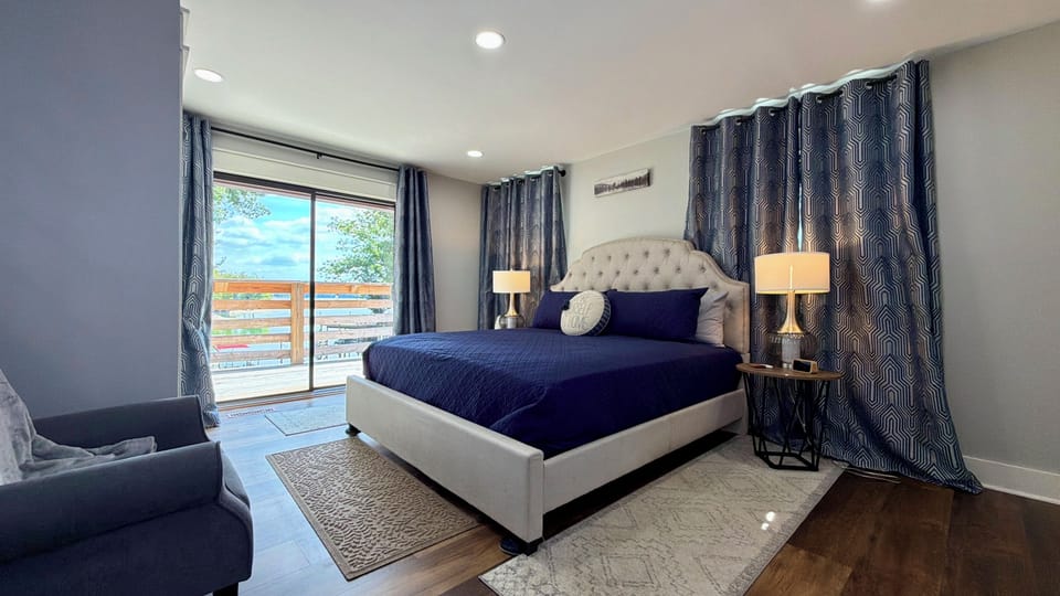 Step straight from your plush king bed onto the deck and into the lake views.