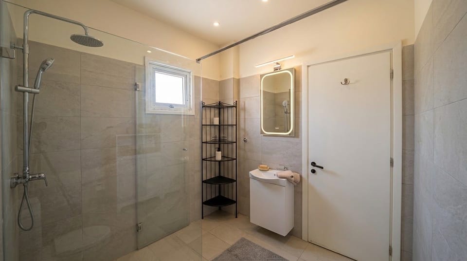 Calina - 3-BR Apt & Pool in Mackenzie Apartment in Larnaca
