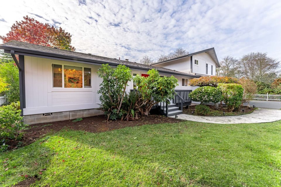 For quiet afternoons or elegant outdoor gatherings.