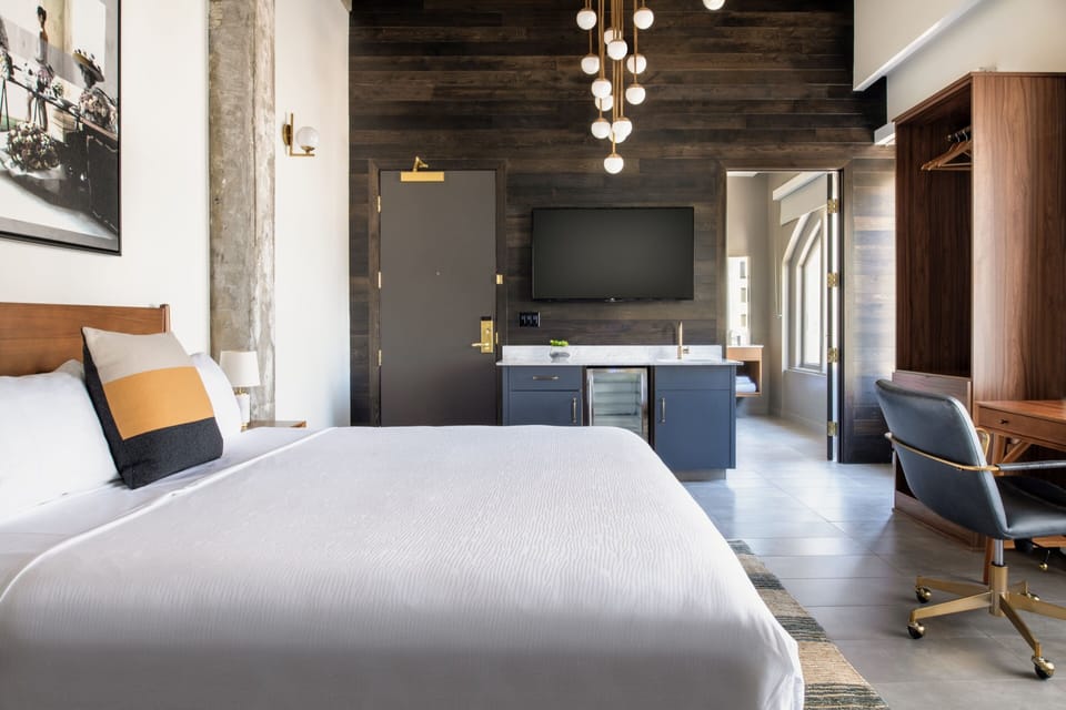 Suite, 1 King Bed, City View, Corner | Bar (on property)