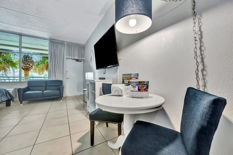House | Desk, high-speed internet