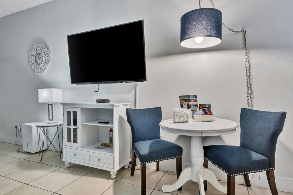 Sunset Suite - Private Balcony Gym Pool Apartment in Ruskin