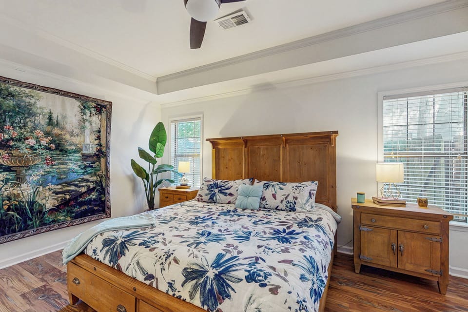 <1 Block to Trails! Conway Biker & Hikers Haven Cottage in Conway