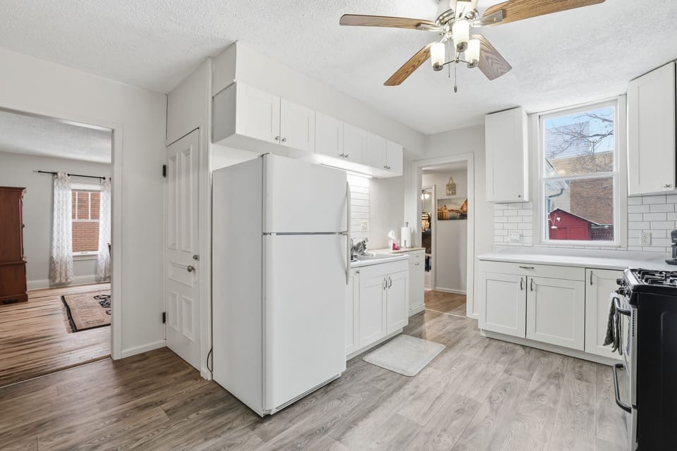 House, 4 Bedrooms | Private kitchen | Fridge, oven, coffee/tea maker