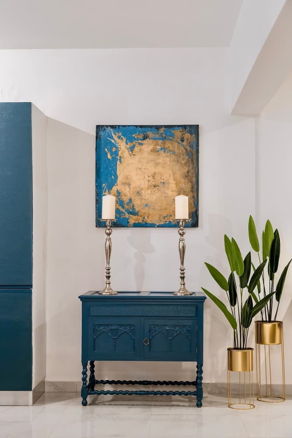 Thoughtfully styled details and artwork reflect the character and charm of Valletta’s historic palette.