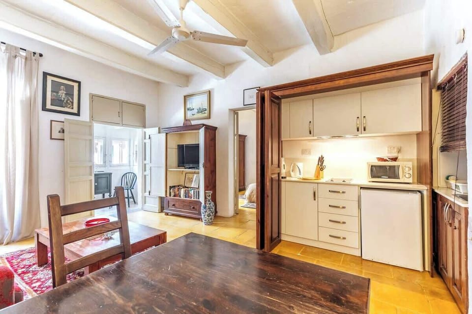 A little kitchenette - You're surrounded by some of the best restaurants on the island so you might not even need to use it, but it's there just in case. 