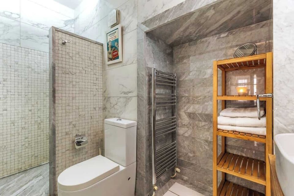 In addition to the luxurious rain shower, the Pinto Suite provides shower gel, shampoo, and conditioner, allowing you to travel light and still enjoy all the comforts of home.