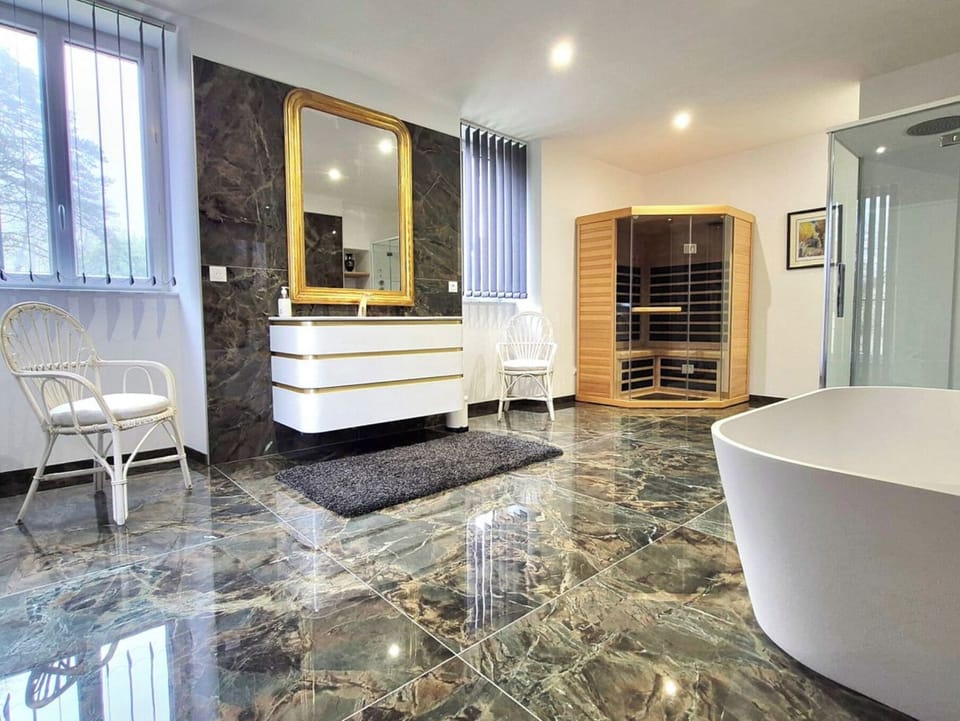 Superior Suite, Sauna & Hammam | Bathroom | Free toiletries, hair dryer, towels, soap