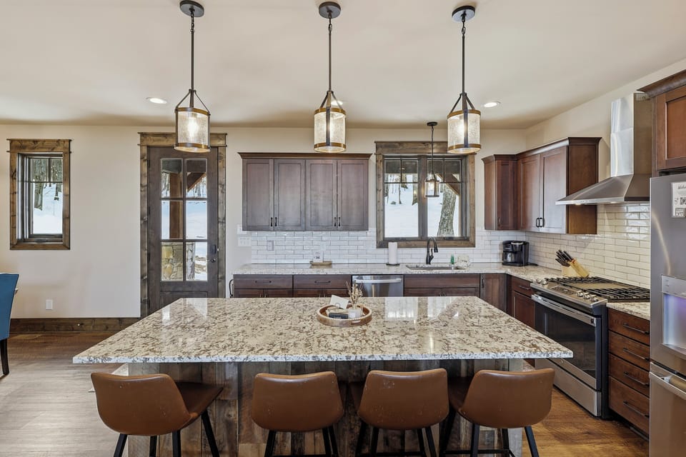 Cook, chat, and entertain all at once in this stunning open kitchen. The oversized island and wide layout make it easy for everyone to stay connected, whether you’re prepping breakfast or pouring evening cocktails.