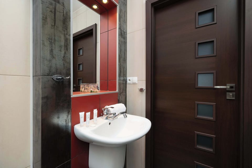 The bathroom's modern amenities ensure a comfortable stay.