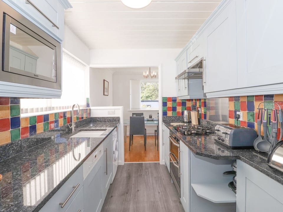Fridge, dishwasher, cookware/dishes/utensils