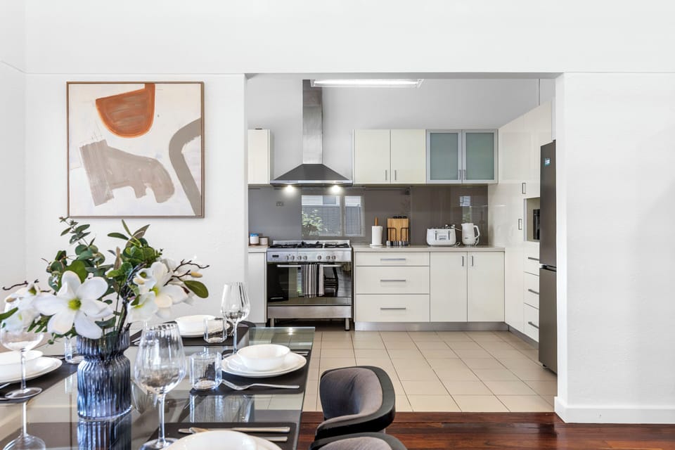 The open design keeps the kitchen connected to the dining area, making home cooking and serving simple and enjoyable.