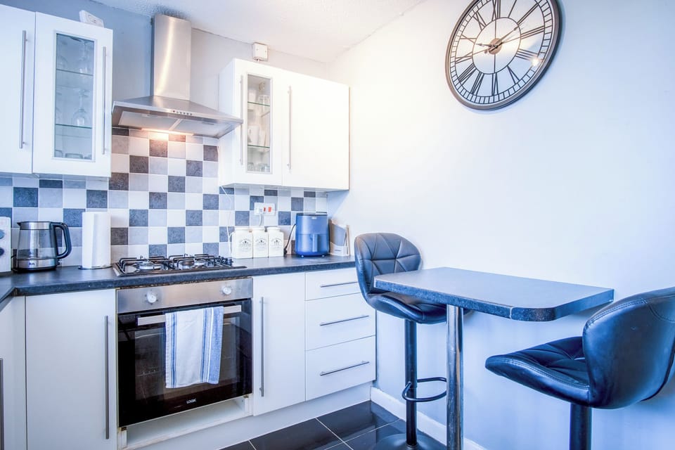 House (2 Bedrooms) | Private kitchen | Microwave, oven