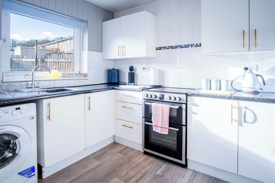 House (3 Bedrooms) | Private kitchen | Microwave, oven