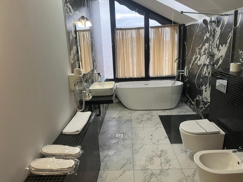 Deluxe Suite, Mountain View | Bathroom | Free toiletries, hair dryer, slippers, towels