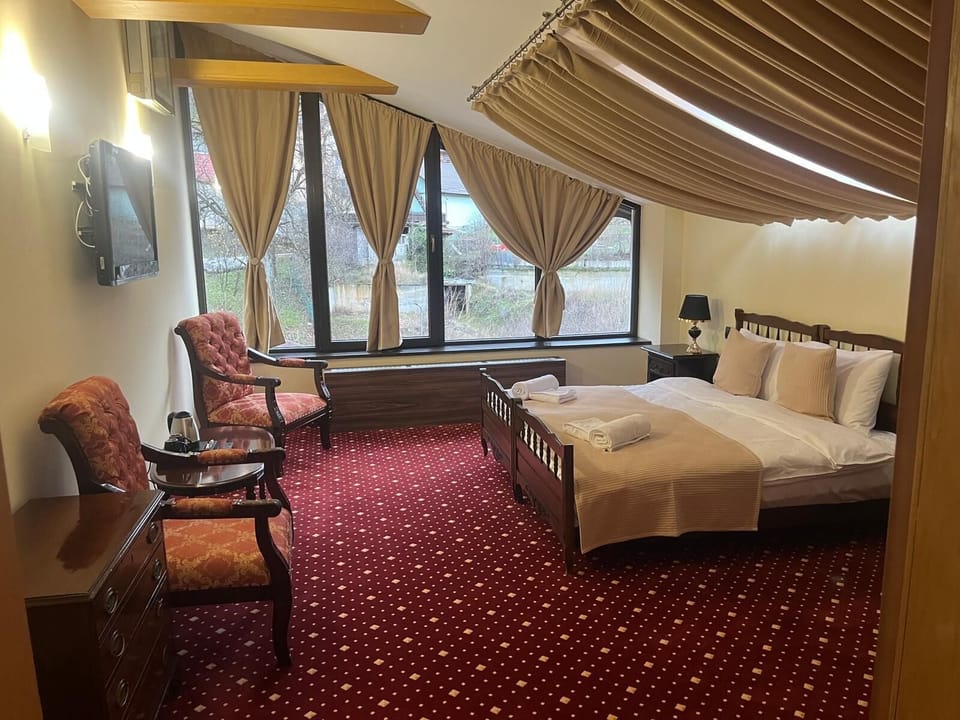 Deluxe Suite, Mountain View | Desk, soundproofing, free WiFi