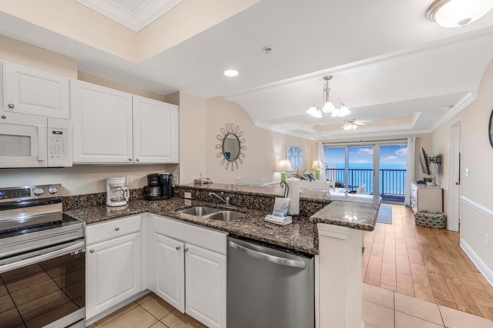 Condo, Multiple Beds (Crystal Tower 906) | Private kitchen | Oven