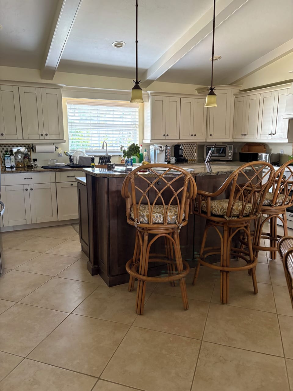 Kitchen bar with three sleek seats, ideal for dining, drinks and socializing. 