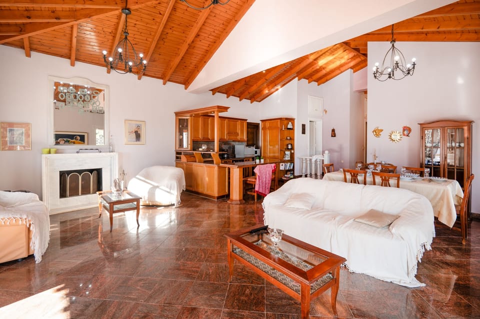 House | 3 bedrooms, desk