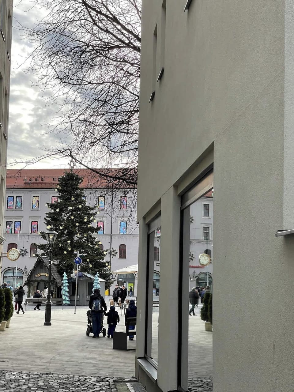 Blick auf den großen Christbaum auf dem Augsburger Rathausplatz.