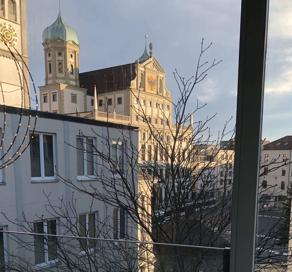 Blick im Winter auf den Rathausplatz. Suite liegt im 1. Stock.